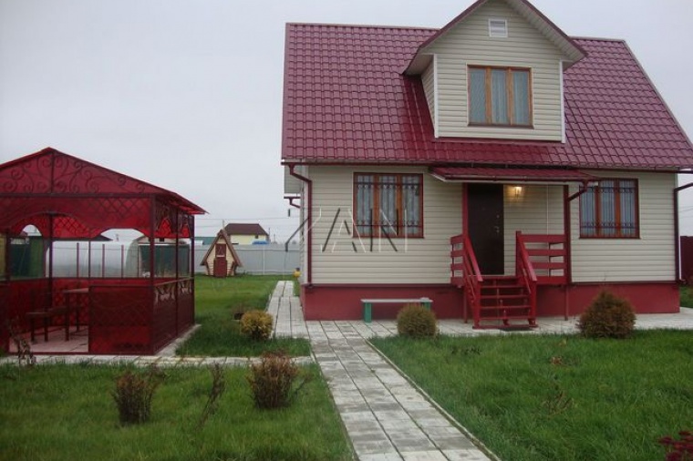 Купить дом в красненьком. Дачный дом с бордовой крышей. Дачный домик с красной крышей. Дачные дома с красной крышей. Дом с вишневой крышей.