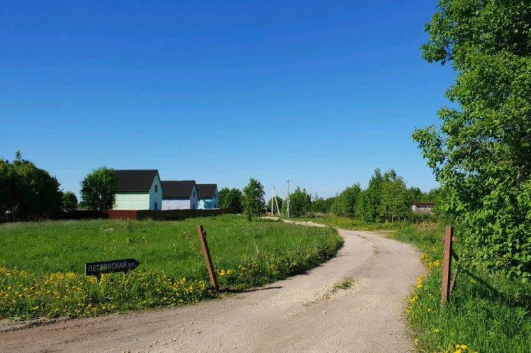 Земельный участок в деревне Гостилицы 